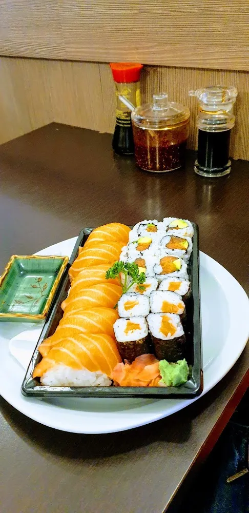 Sushi Saumon Carlifornia Saumon Avocat Et Makis Saumon